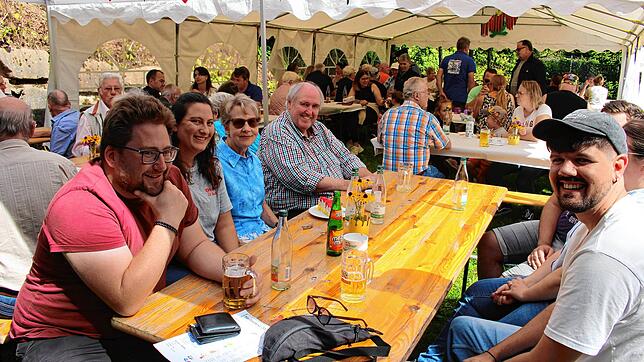 Gut besucht ist das Herbstfest der Fröschezunft Wehr im Juch. Die gut gelaunten Gäste verweilen gern in der gemütlichen Atmosphäre.