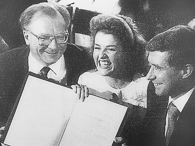 Strahlten um die Wette: Ministerpräsident Lothar Späth, Anne-Sophie Mutter mit Urkunde und Bürgermeister Klaus Denzinger.