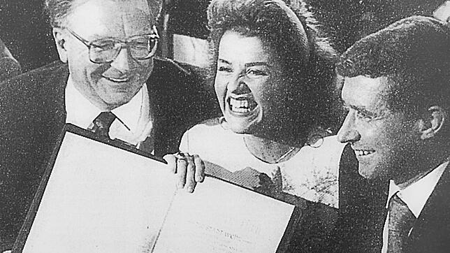 Strahlten um die Wette: Ministerpräsident Lothar Späth, Anne-Sophie Mutter mit Urkunde und Bürgermeister Klaus Denzinger.