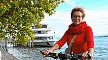 Beate Lehmann aus Sachsen ist mit ihrem Partner zu Besuch in Überlingen. Sie nutzt den Herbst, um mit ihrem Fahrrad am Bodensee entlang ...