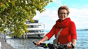 Beate Lehmann aus Sachsen ist mit ihrem Partner zu Besuch in Überlingen. Sie nutzt den Herbst, um mit ihrem Fahrrad am Bodensee entlang ...