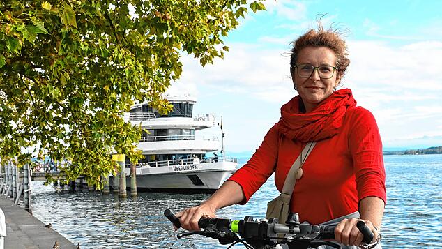 Beate Lehmann aus Sachsen ist mit ihrem Partner zu Besuch in Überlingen. Sie nutzt den Herbst, um mit ihrem Fahrrad am Bodensee entlang ...