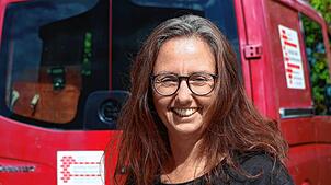 Yvonne Link, Geschäftsführerin von Schütze GmbH Bauunternehmen, hilft neuen Mitarbeitern bei der Wohnungssuche.