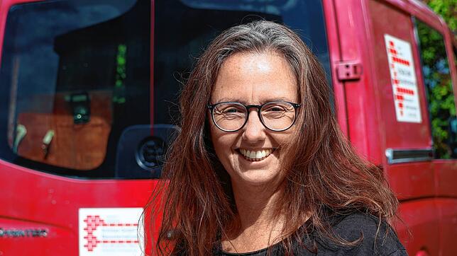 Yvonne Link, Geschäftsführerin von Schütze GmbH Bauunternehmen, hilft neuen Mitarbeitern bei der Wohnungssuche.