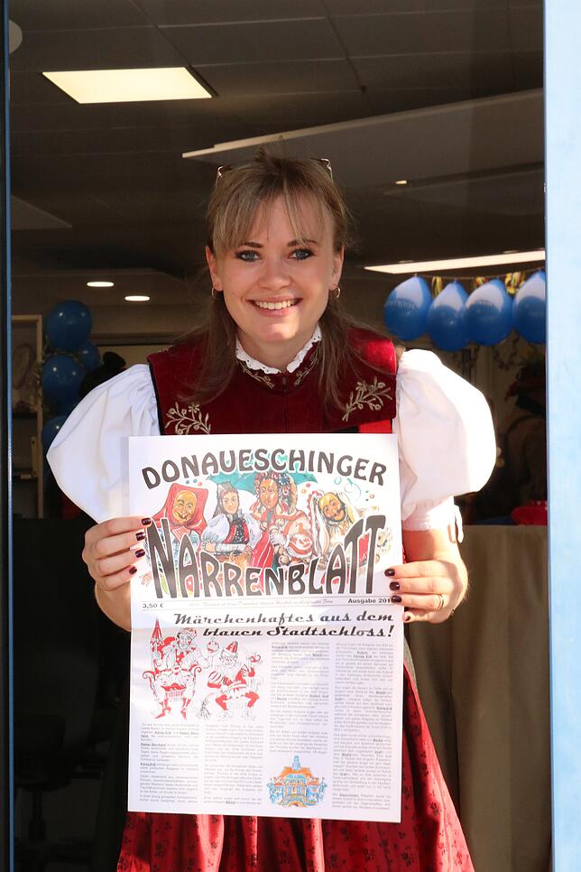 Voller Einsatz: Stefanie Höfler verkauft das Narrenblatt aus dem SÜDKURIER-Fenster heraus.