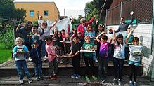 Mit Freude dabei: Lehrerinnen der Grundschule Lauchringen und ihre Schüler sowie Silvia Rutschmann als Projektleiterin vom Bauamt (oben, ...
