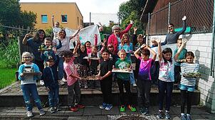 Mit Freude dabei: Lehrerinnen der Grundschule Lauchringen und ihre Schüler sowie Silvia Rutschmann als Projektleiterin vom Bauamt (oben, ...