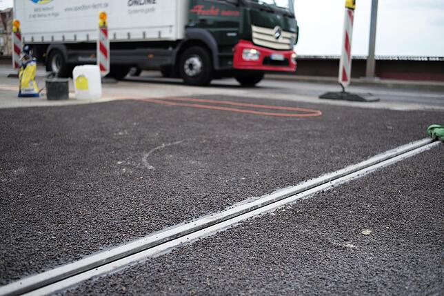 Auch an der Alten Rheinbrücke ist Baustelle angesagt – ein wichtiges Verbindungsteil zwischen der Brücke selbst und dem Festland musste ...
