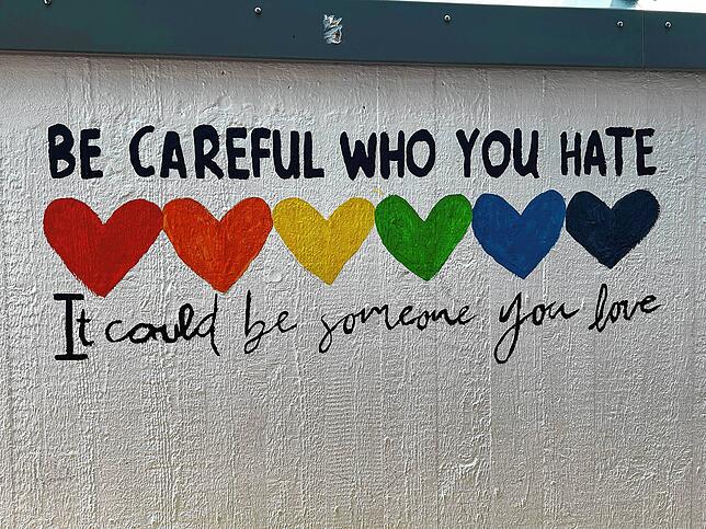 „Sei vorsichtig, wen Du hasst – es könnte jemand sein, den Du liebst“ – Alltagsphilosophie an den Schulwänden.
