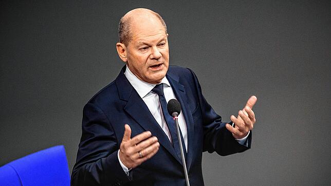 ARCHIV – 04.12.2024, Berlin: Bundeskanzler Olaf Scholz (SPD) spricht bei einer Befragung der Bundesregierung im Plenarsaal im Bundestag. ...