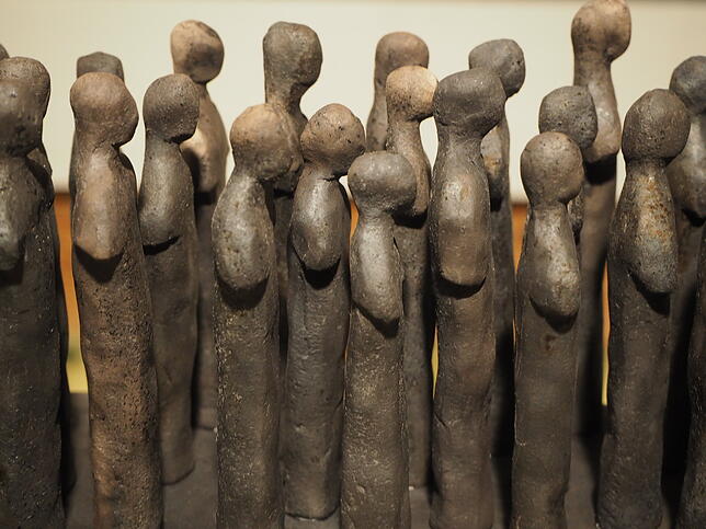 Wie Lemminge marschieren die Figuren einer ungewissen Zukunft entgegen.