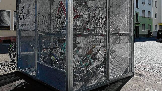 So soll das neue Radhäuschen aussehen. Auf zwei Etagen kommen bis zu zwölf Räder unter. Ein Pilotmodell soll in der Wallgustraße stehen.
