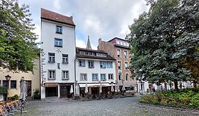 Hinter dem Haus „Zur vorderen Katz“ (Bildmitte) befindet sich die Remise, die jetzt instand gesetzt und wieder genutzt wird.