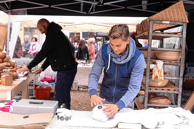 Sven Kempf verpackt Brot für eine Kundin. Das Angebot werde sehr gut angenommen: &bdquo;Hier ist gut was los. Es kommt gut an, dass wir ...