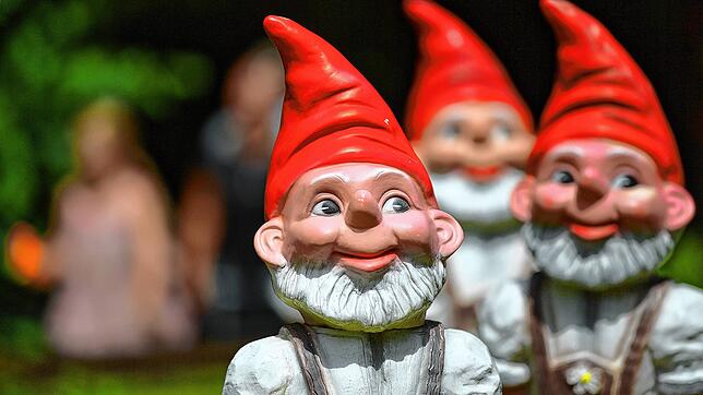Unbekannte haben 25 Gartenzwerge von einem Grundstück eines Einfamilienhauses im Landkreis Waldshut gestohlen (Symbolbild).