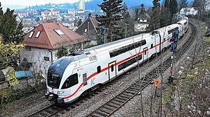 Ein Intercity-Zug fährt auf der Panoramastrecke in den Stuttgarter Talkessel hinunter.