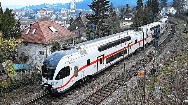 Ein Intercity-Zug fährt auf der Panoramastrecke in den Stuttgarter Talkessel hinunter.