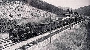 Ja, so gut ausgebaut war die Gäubahn einst: Ein Zug passiert im Jahr 1937 Horb-Neckarhausen – hier endet heute die Zweigleisigkeit.