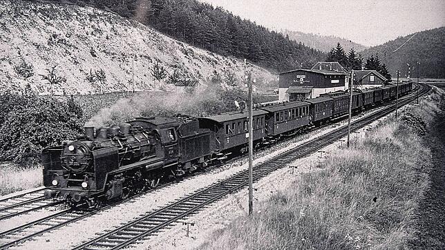 Ja, so gut ausgebaut war die Gäubahn einst: Ein Zug passiert im Jahr 1937 Horb-Neckarhausen – hier endet heute die Zweigleisigkeit.