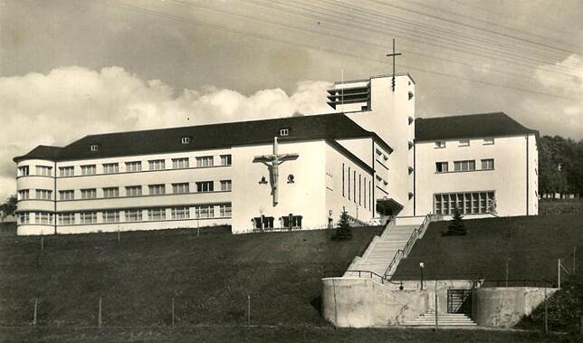 In den 1930er Jahren war das neue Konvikt entstanden. Die Kapelle (rechts) wurde jetzt abgerissen.