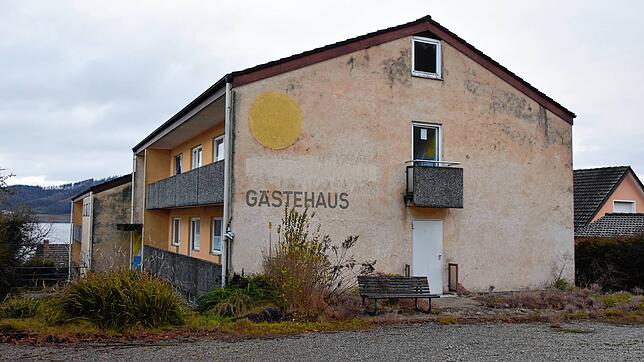 Das hinter dem Löwen liegende Gästehaus (ehemaliges Naturfreundehaus) wurde schon für die Anschlussunterbringung teilweise umgebaut. ...