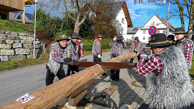 Bild : Die schönsten Bilder vom Narrenbaumsetzen im Deggenhausertal (Teil 2)