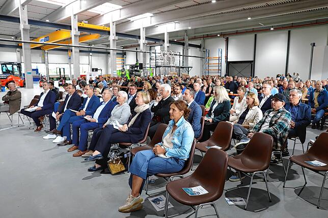 Mehrere hundert Festgäste waren bei den Festreden in der neuen Produktionshalle zugegen.