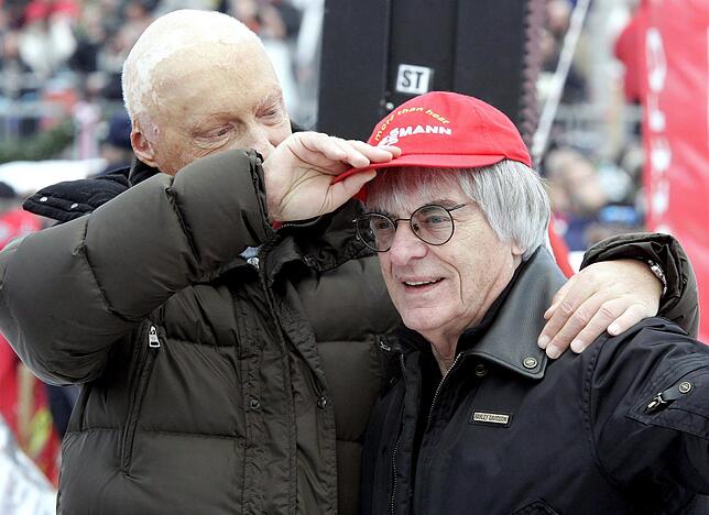 Die rote Mütze war Niki Laudas Markenzeichen: 2006 bekommt sie der damalige Formel-1-Chef Bernie Ecclestone beim Herren-Alpin-Skirennen ...