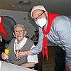 Zunftmeister Stephan Vatter (links) und Vizezunftmeister Florian Schwald stoßen mit Heinz Uthenwoldt auf dessen 100. Geburtstag an.