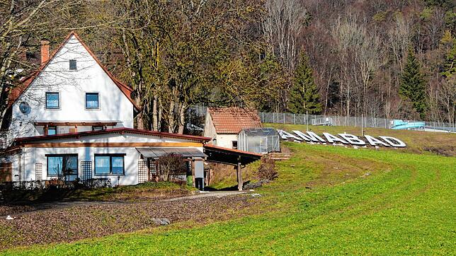 Auf der Fläche rechts unterhalb der Schrift Panoramabad will die Stadt über einen privaten Bauträger ein Baugebiet mit 90 Plätzen ...