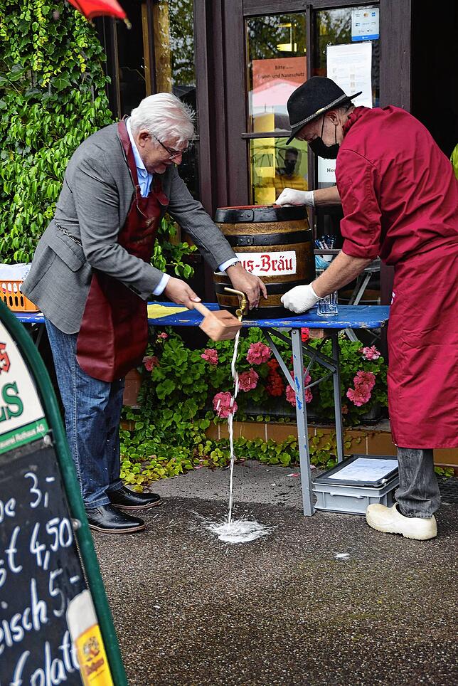 Geschafft! Wallbachs Ortsvorsteher Fred Thelen beim Fassanstich.