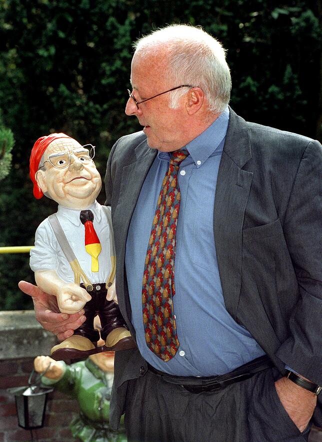 Norbert Blüm Der damalige Bundesarbeitsminister Norbert Blüm hält einen Kanzlerzwerg im Arm.