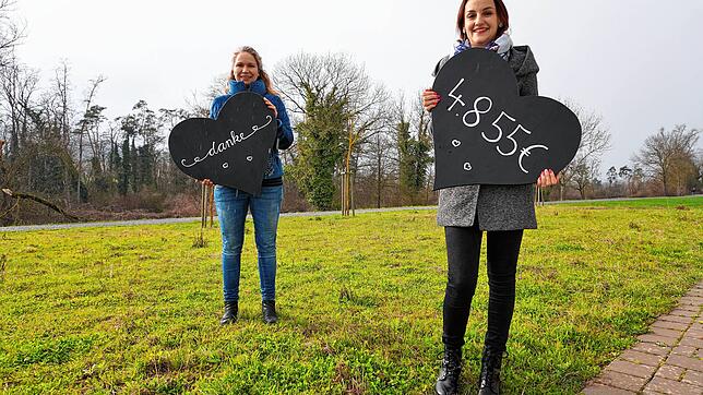 Ein großes Herz (von links): Melanie von Roth und Evelyne Rossa, zwei der sieben Herzdamen, bedanken sich stellvertretend für das ganze ...