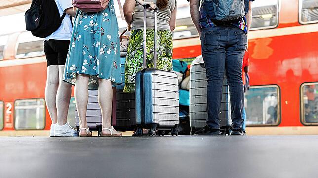 Planung ist alles: Gerade Familien kalkulieren bei Zugreisen lieber mit ausreichend Zeitpuffer bei Umstiegen.
