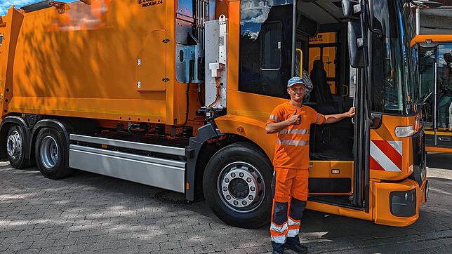 Die EBK verkünden freudig, dass der Fuhrpark zwei neue E-Müllfahrzeuge hat. Auch dem Mitarbeiter auf diesem Foto gefällt das neue ...
