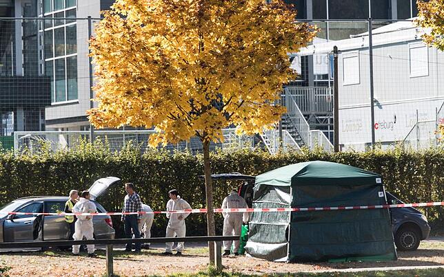 Polizeibeamte der Spurensicherung suchen am 16.10.2016 in Freiburg einen Leichenfundort hinter dem Stadion des SC Freiburg an der ...