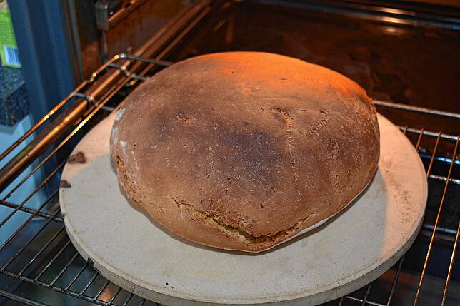 Als mein Brot so aussah, da fand ich, es sei genug gebacken. Beim Draufklopfen war die Kruste richtig hart und es hat sich schön hohl ...