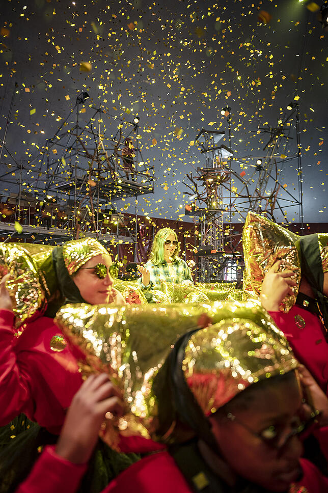 Hier knallt&lsquo;s: Sie lassen goldenes Konfetti regnen.