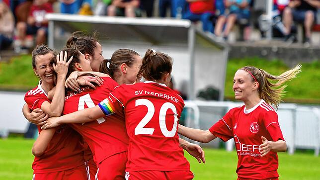 Bild : SV Niederhof besiegt SG Ebnet mit 4:1 im Hinspiel der Verbandsliga-Relegation &ndash; wir haben Bilder!