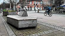 Die City-Möbel sollen teils entfernt, teils verschoben werden – wie hier gegenüber dem Kronenbrunnen. Neun Parkplätze würden so ...
