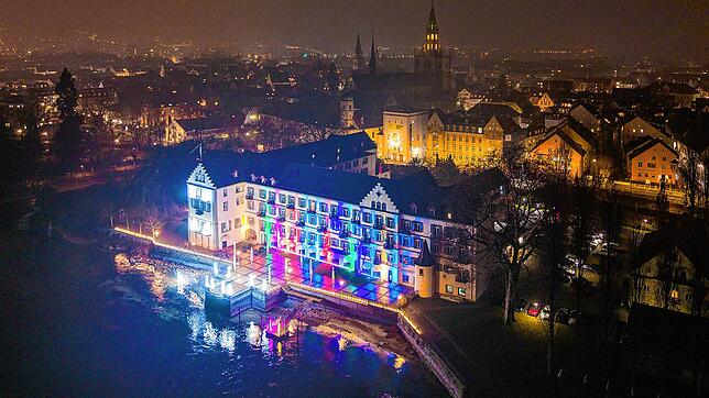 Die Fassade des Inselhotels Steigenberger in Konstanz erstrahlt bunt. Die Lichtshow hat sich die MTK zusammen mit einem Lichtkünstler ...