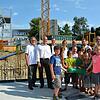 Die Erweiterung der Sommertalschule startet mit der Grundsteinlegung. Grundschüler versenken dabei eine Rolle mit Dokumenten für die ...