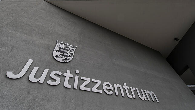 Der Eingangsbereich zum Justizzentrum Wiesbaden. In einem Verhandlungssaal des Landgerichts findet hier der Prozess gegen den ...