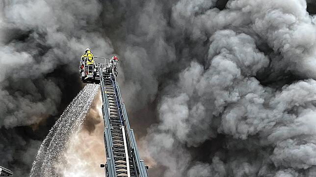Insgesamt drei Drehleitern waren im Einsatz, um das Feuer zu bekämpfen.