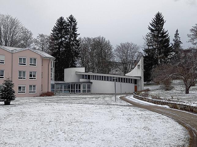 Hier zeigt sich, wie weiträumig St. Lioba gebaut ist &ndash; mit der großen Kapelle am Ende des Komplexes. Muss neu gebaut werden, wird ...