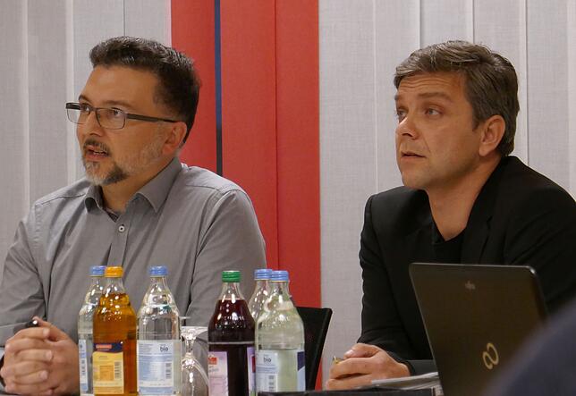 Die beiden Architekten Siyami Akyildiz (links) und Christian Kuberczyk stellen die derzeitigen Planungsvarianten für das Dorfhaus in ...