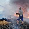 Harald Zolg griff noch vor der Feuerwehr beherzt zum Schlauch, um den Brand auf seinem Weizenfeld zu löschen.