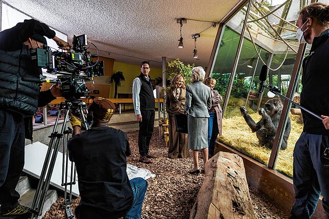 Dreharbeiten im Affenhaus des Zoos Zürich mit Zoodirektor Severin Dressen, Rachel Braunschweig, Heidi Maria Glössner und Anna Pieri ...