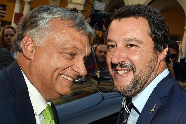 Haben ähnliche Ideen: Matteo Salvini (r), Innenminister von Italien, begrüßt Viktor Orban, Ministerpräsident von Ungarn, zu einem ...