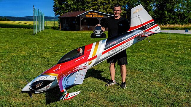 Modellkunstflugpilot Matthias Schmidt mit seiner Maschine auf dem Modellflugplatz in Villingen-Schwenningen.